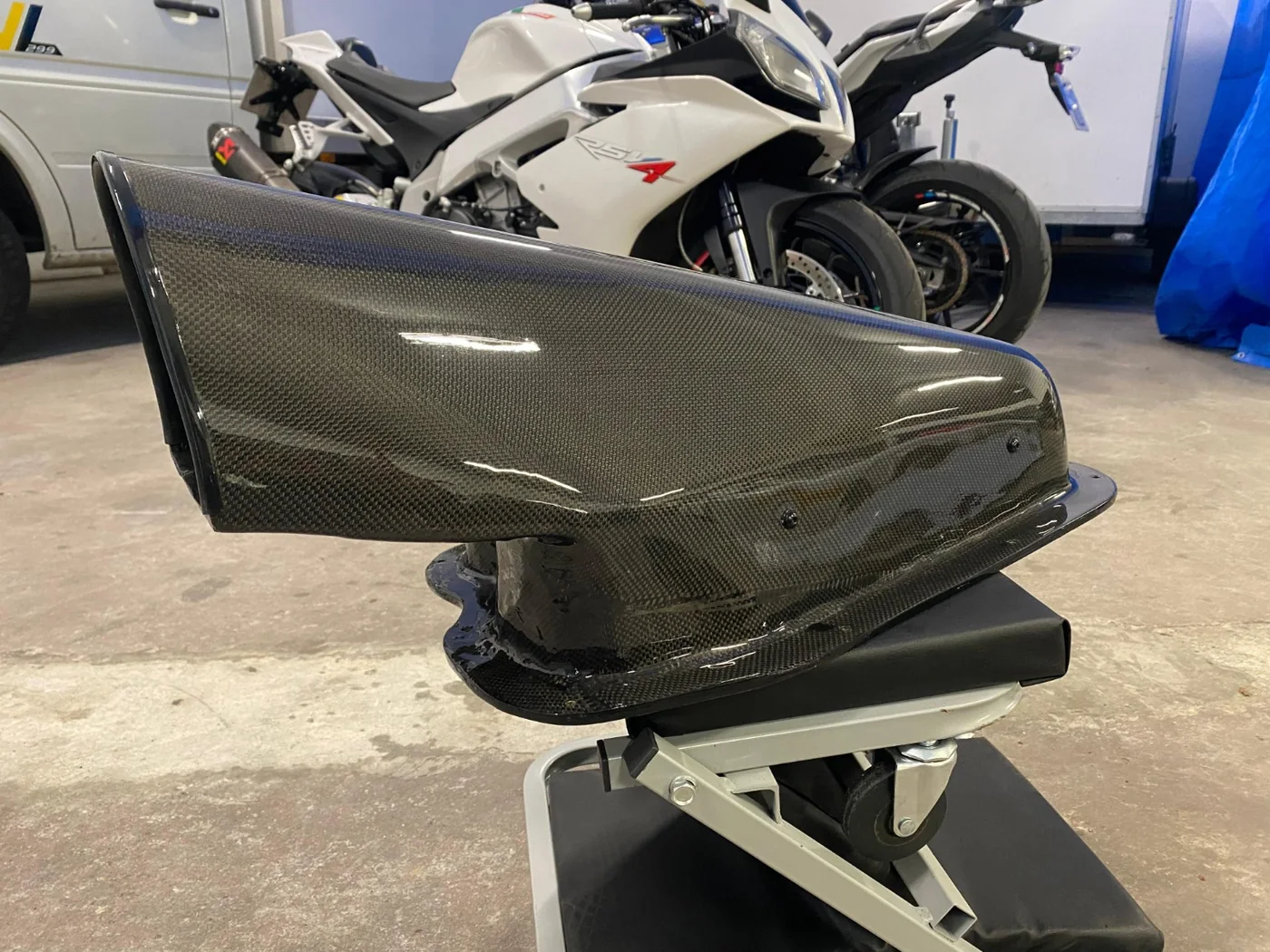Detalle de un componente aerodinámico de carbono